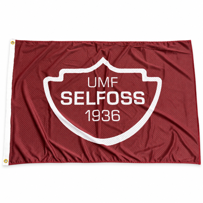 Vínrauður Selfossfáni með hvítu merki Umf. Selfoss.