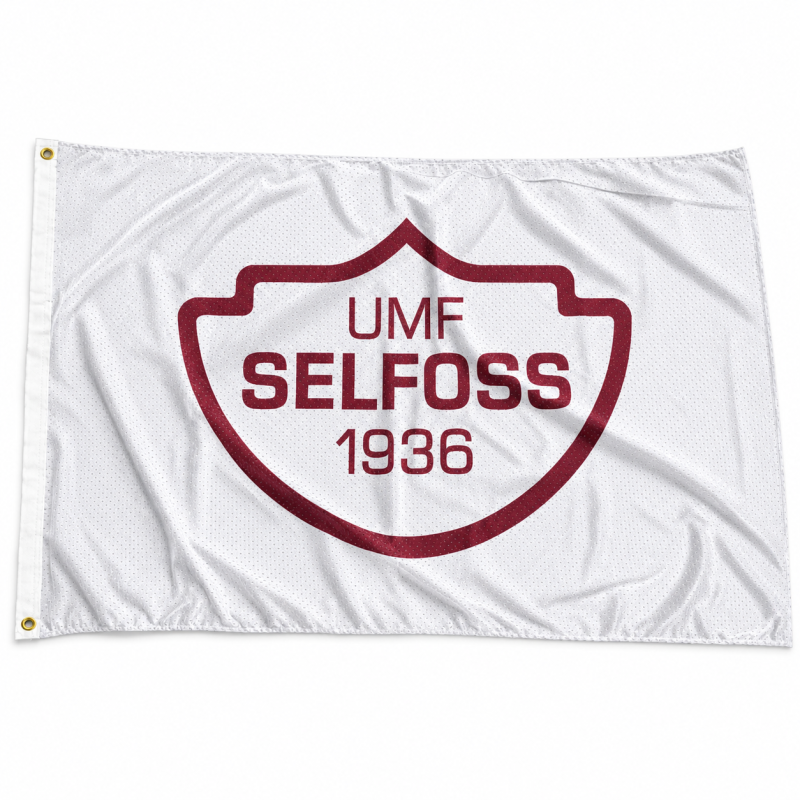 Hvítur Selfossfáni með vínrauðu merki Umf. Selfoss.
